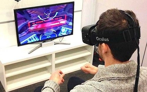玩家正在体验虚拟现实游戏