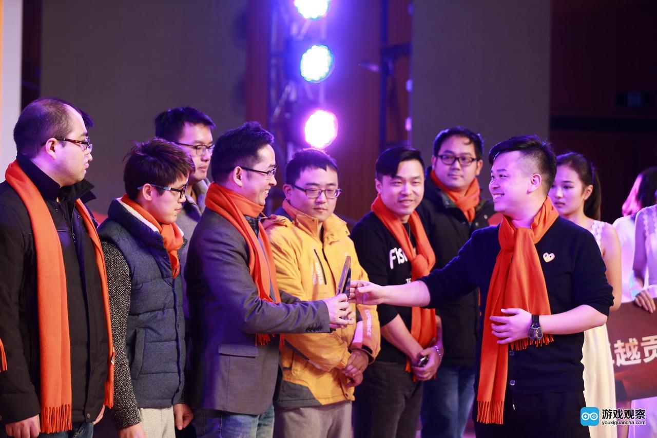 游族网络董事长、CEO林奇给2015年度旗舰产品《少年三国志》团队颁奖