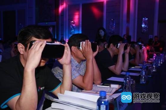 每位嘉宾都配有Gear VR眼镜 观看星河互联准备的VR视频