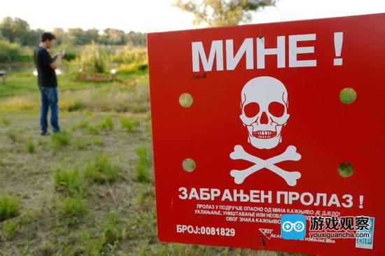 在波斯尼亚的布尔奇科附近，玩家在地雷警告牌旁玩《精灵宝可梦Go》。