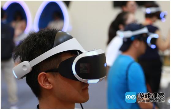 CJ现场游戏玩家试玩索尼VR设备