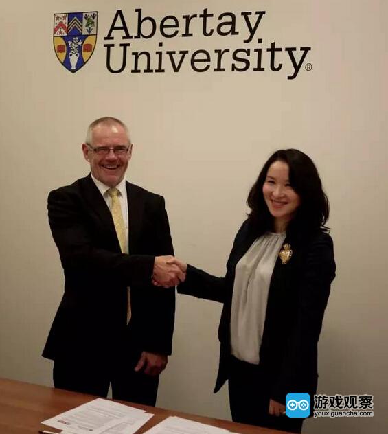 完美世界教育投资公司董事长王雨蕴女士与阿伯泰大学副校长Steve Olivier教授签订合作协议