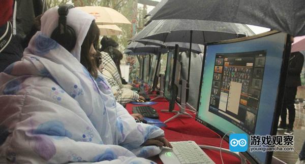 女大学生集体户外裹棉被冒雨打游戏被批作秀