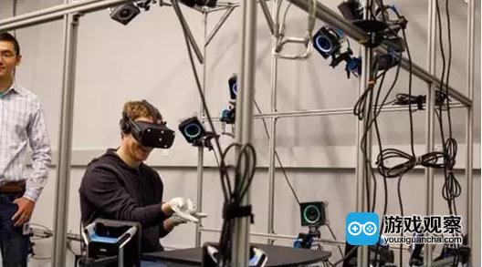 扎克伯格造访Oculus体验VR手套