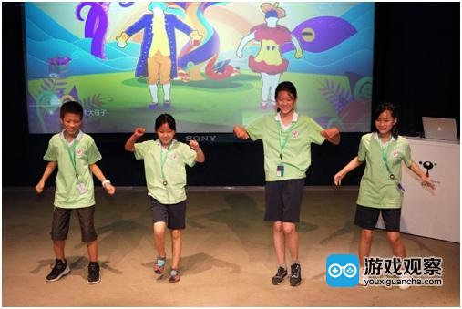 小朋友们现场体验游戏《舞力全开2015》试跳《小苹果》