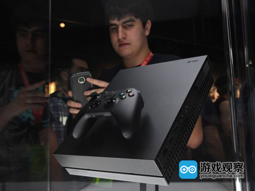 游戏玩家看着微软的Xbox One X