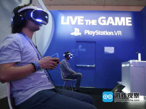 游戏玩家正在用索尼的PlayStation玩虚拟现实游戏