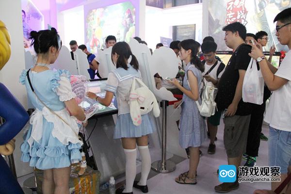 玩家在盛大游戏展台体验区排队试玩