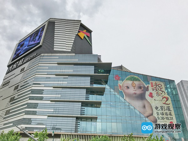 《捉妖记2》电影展在大悦城的楼宇广告