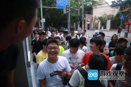  上海 NPC 旗舰店现场排队的球球玩家热情高涨