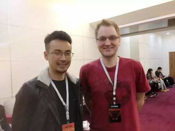 张传瑞(左)与《Luna》开发者Aaron Grommesh