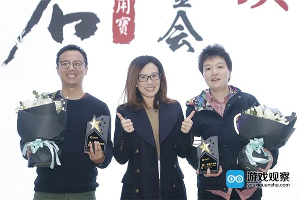 腾讯公司应用宝游戏负责人于小雨为获奖游戏颁奖