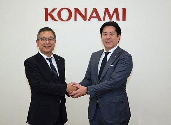 日本职业足球J联盟主席村井满 (左)和科乐美(KONAMI)董事长早川英树 