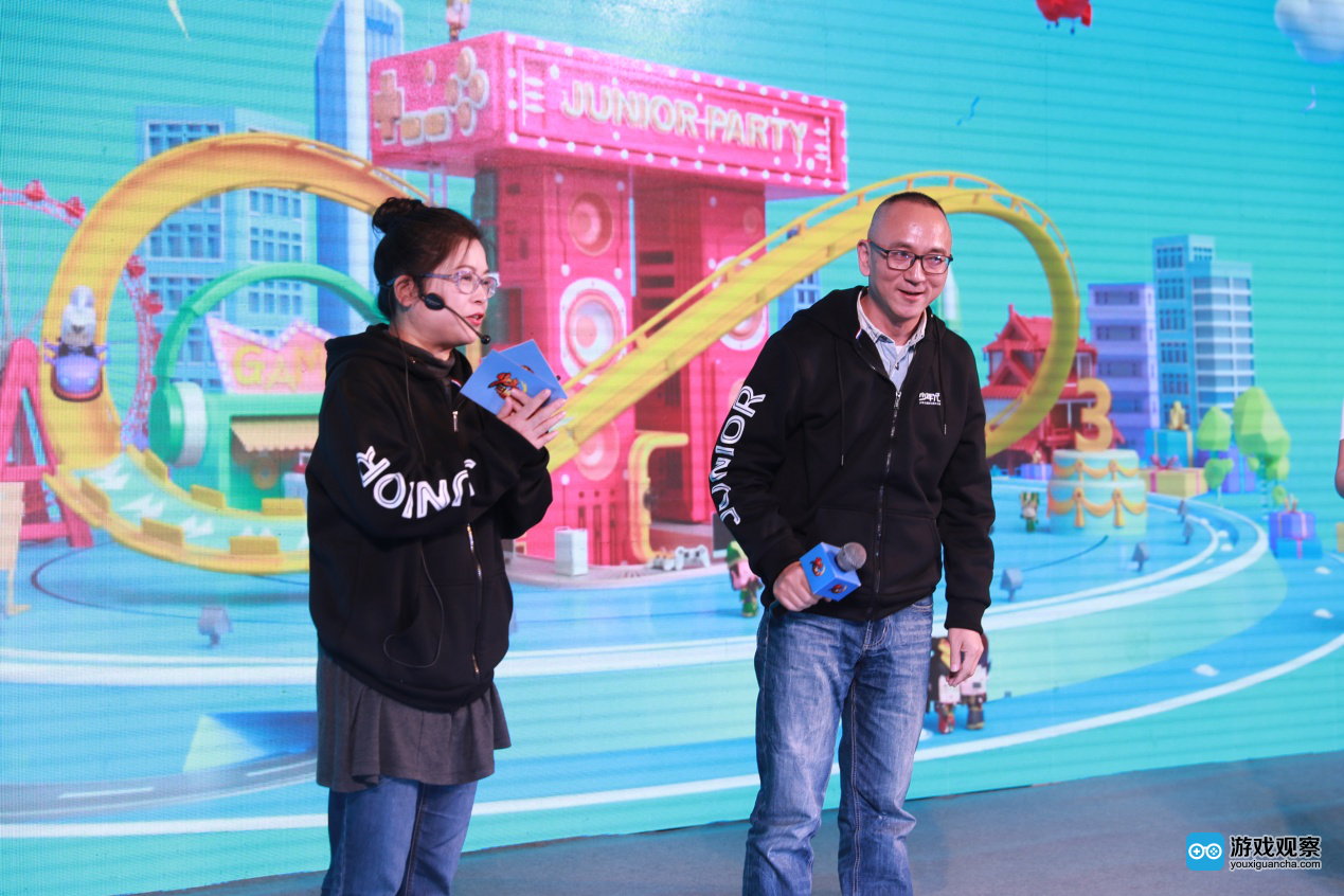 游族影业CEO伊简梅(左)与《少年三国志》超级网剧导演王光利(右)同台