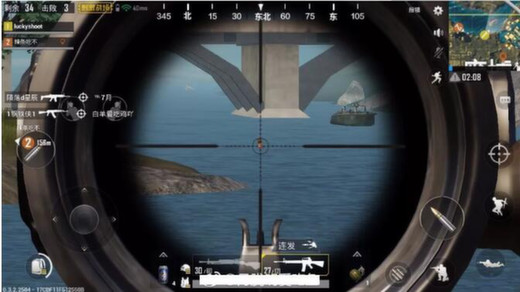 玩家通过枪械瞄准镜发现在水里一动不动的机器人玩家