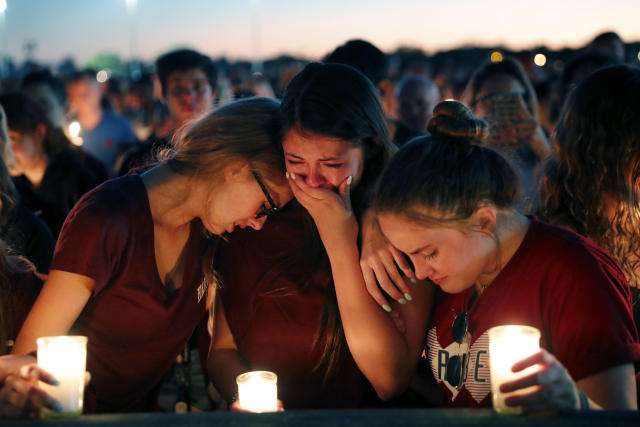 2月14日，美国佛罗里达州一高中再发恐怖枪击案，造成17人死亡，数十人受伤。