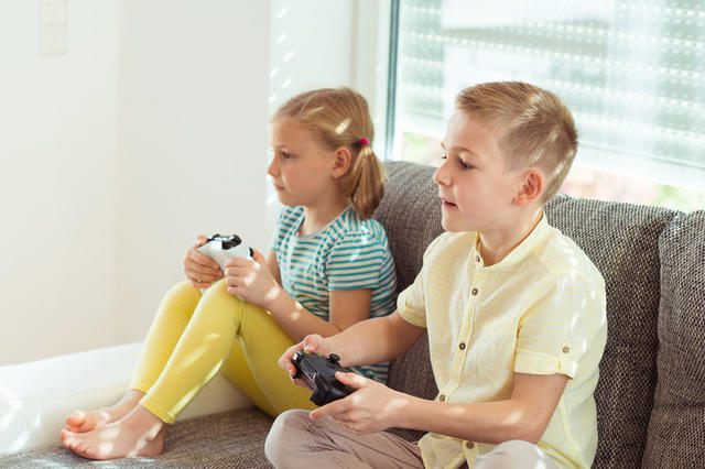 对青少年来讲，电子游戏只是一种普通的娱乐方式，但他们的父母却可能视打游戏为洪水猛兽