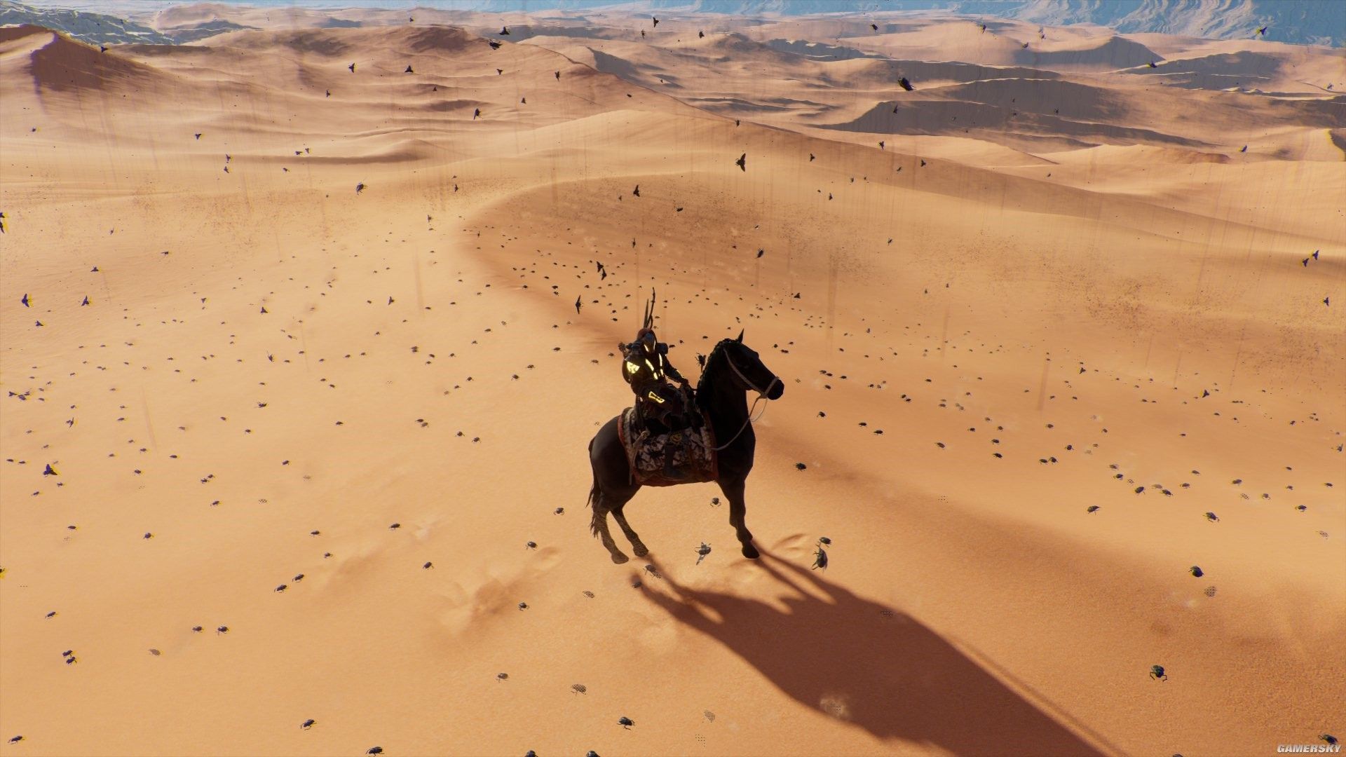 《刺客信条：起源》里，在酷热单调的沙漠中跋涉会导致巴耶克产生各种幻觉，比如图中的“虫雨”