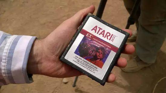 《E.T.外星人》滞销的卡带最终被雅达利埋进了沙漠，图为“考古”发掘现场出土的卡带