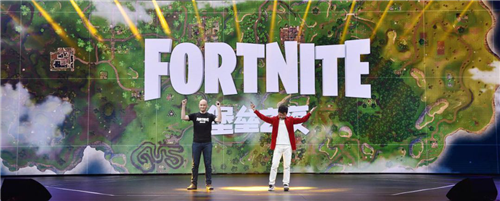 腾讯互娱市场平台部副总经理戴斌和Epic Games全球总监Geremy Mustard宣布腾讯代理《堡垒之夜》