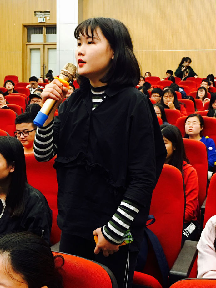 在互动环节，武汉大学学生现场提问
