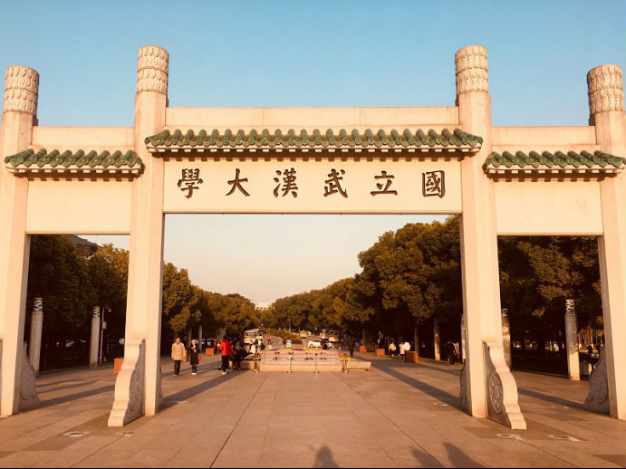 4月24日，“坚定文化自信 传播时代新声”文化名家中华优秀传统文化大讲堂在武汉大学成功举办