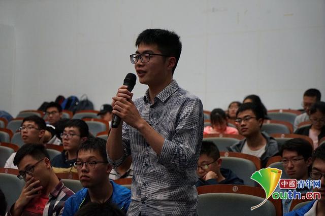 活动现场，上海交通大学学生向侯仰军教授提问