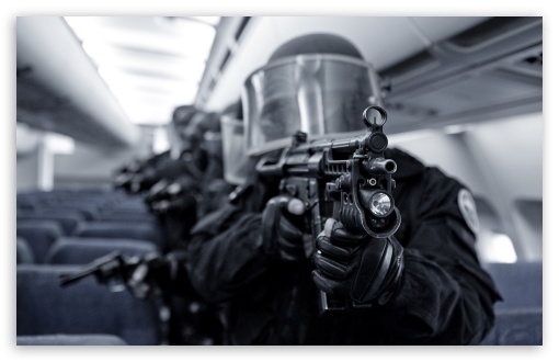 美国夫妇玩使命召唤被swat特警突入家门吓尿