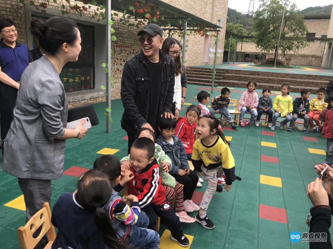 游族网络公益代表探访雅安新场幼儿园