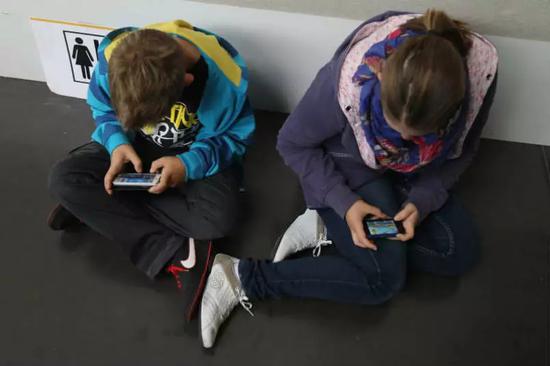 手机游戏的兴起让孩子更早地接触各种电子设备