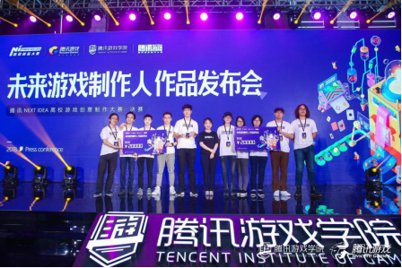 银奖获得者ImDoing Studio团队(左)与钢铁锅含着泪喊修瓢锅团队(右)