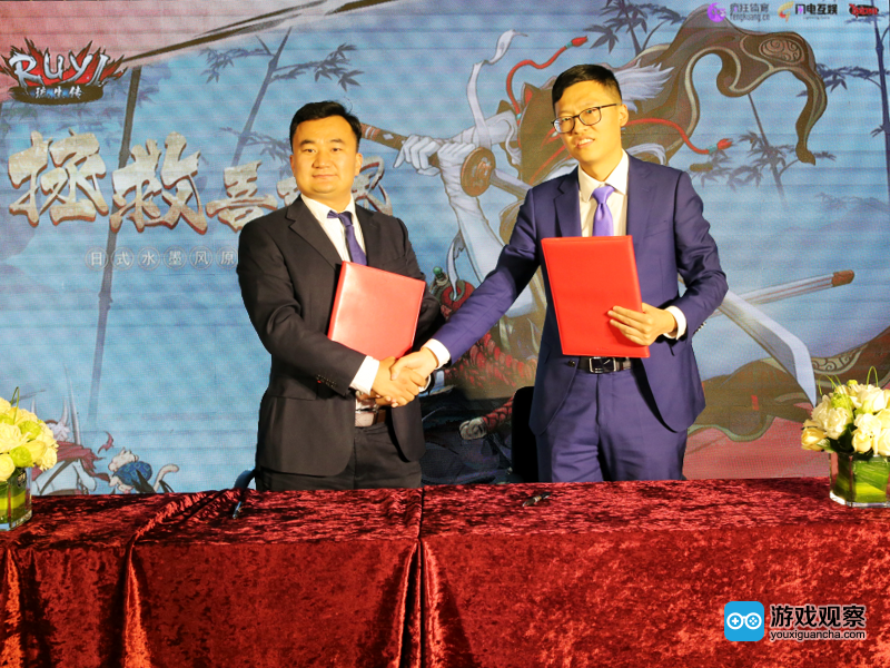 CEO魏贵磊(左)与应龙游戏CEO卫壮(右)在会上签约并合影