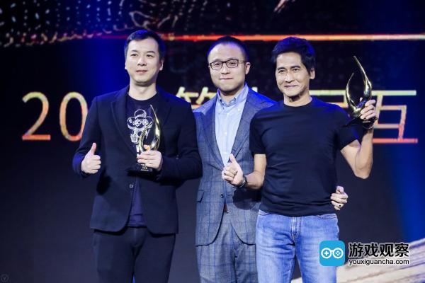 世纪华通CEO、盛大游戏董事长王佶(左一)获“互联网年度风云人物”