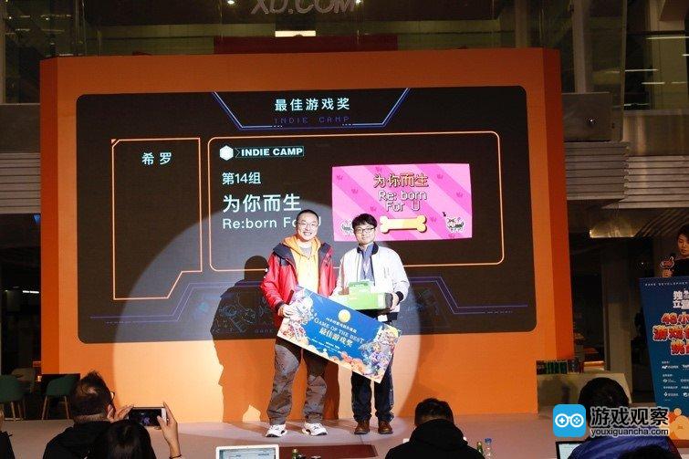 心动网络CEO 黄一孟 为“最佳游戏奖”获得者颁奖