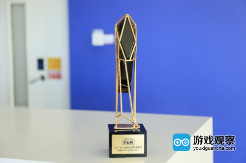 完美世界游戏COO鲁晓寅获得“年度行业领军人物”奖杯