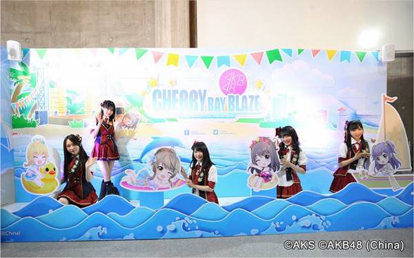 AKB48五名成员在盛大游戏《AKB48樱桃湾之夏》展台与粉丝互动